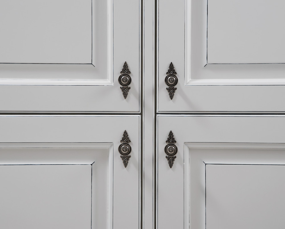 Rustikálna kuchynská zostava Hanák, model MILANO v bielom matnom laku s ručnou šedou patinou.